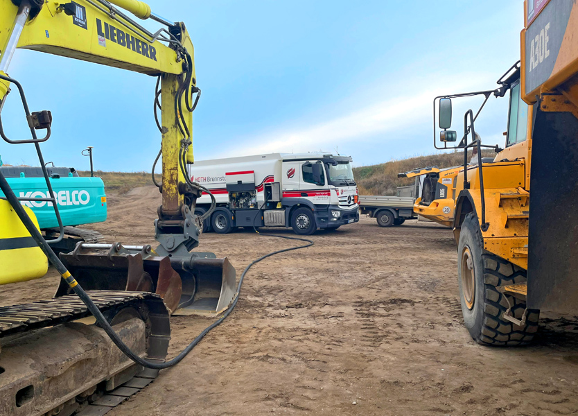 Tankfahrzeug von Hoth Brennstoffhandel auf einer Baustelle bei der Betankung