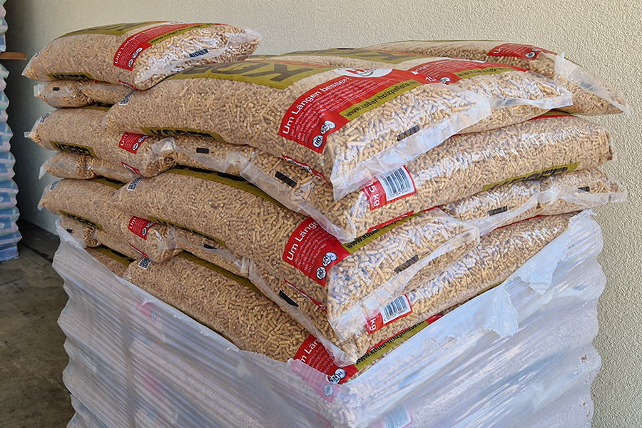 Pelletsäcke in der Halle bei Hoth Brennstoffhandel Pelletsäcke in der Halle bei Hoth Brennstoffhandel