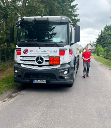 Mitarbeiter von Hoth Brennstoffhandel an seine LKW