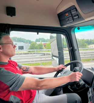 Fahrer von Hoth in seiner LKW Fahrerkabine