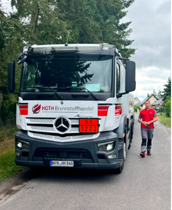 Mitarbeiter Hoth Brennstoffhandel mit LKW Mitarbeiter Hoth Brennstoffhandel mit LKW